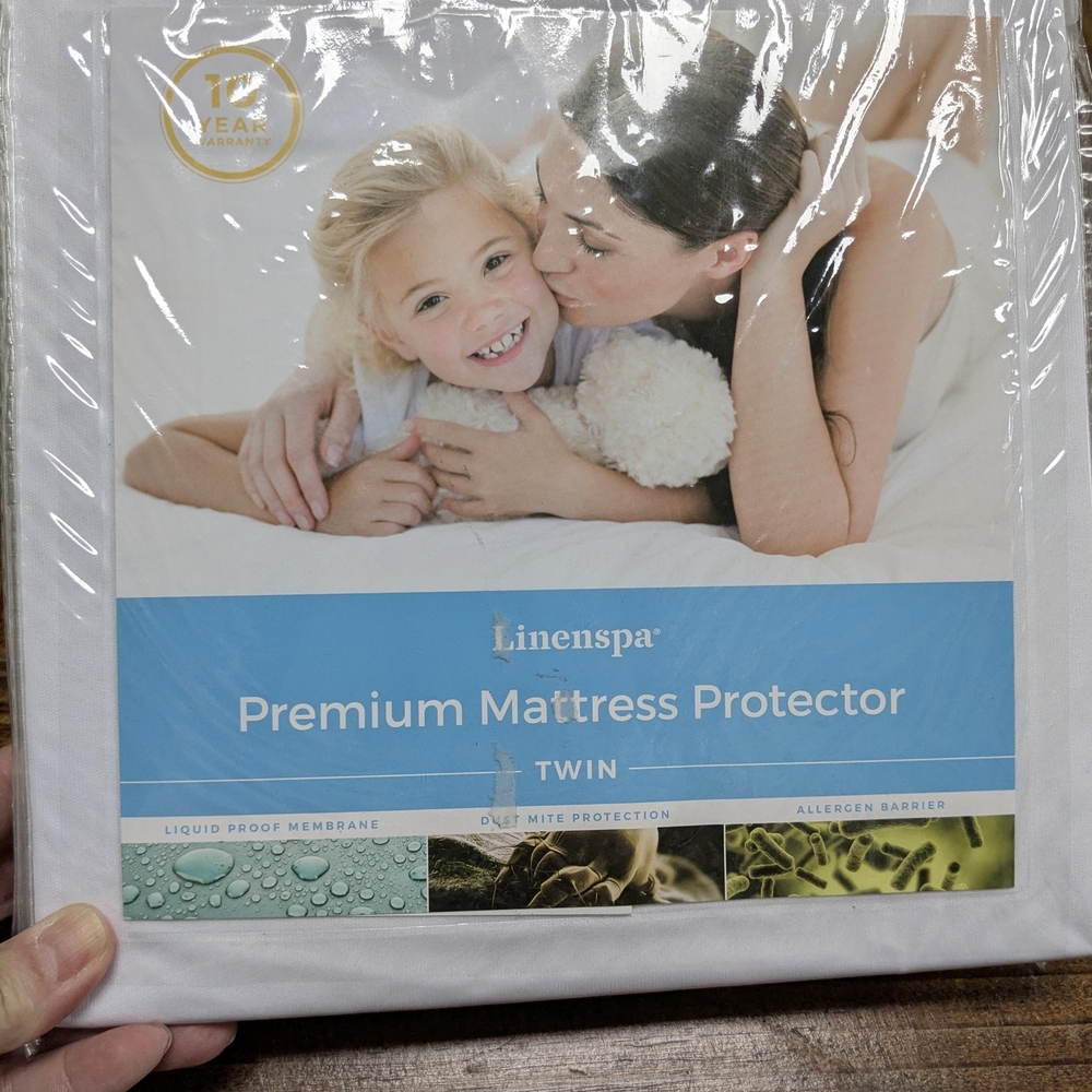 White Premium Mattress Protector - Twin
